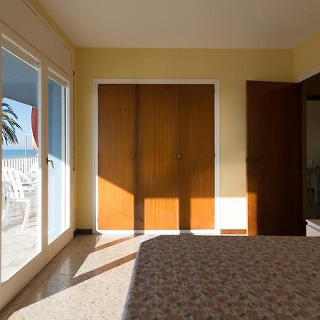 Apartamento En 1Era Linea Mar Con Terraza De 25M2 Castelldefels Bagian luar foto