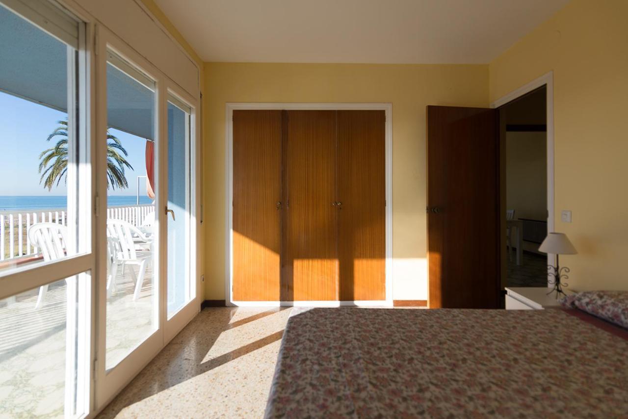 Apartamento En 1Era Linea Mar Con Terraza De 25M2 Castelldefels Bagian luar foto